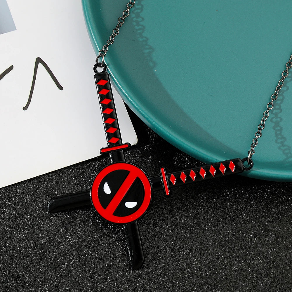 Deadpool-medálos nyaklánc – keresztbe tett, dupla vörös-fekete katanák