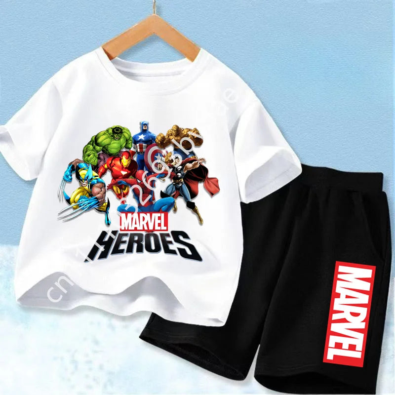 Bosszúállók Marvel-hősök gyermekpóló – fehér felső, csoportos minta, 2. kiadás