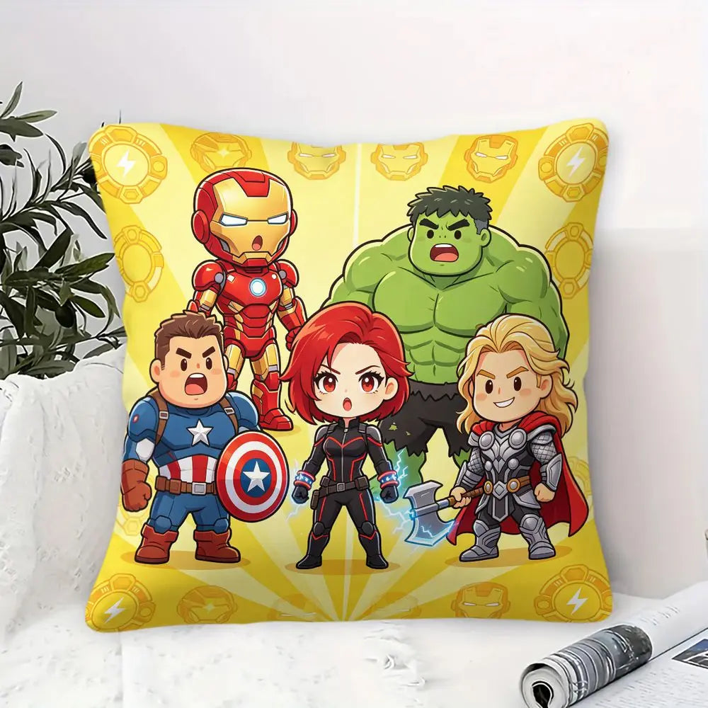 Polštář Avengers Chibi 45x45cm – Iron Man, Hulk, Captain America, Black Widow a Thor, žluté pozadí