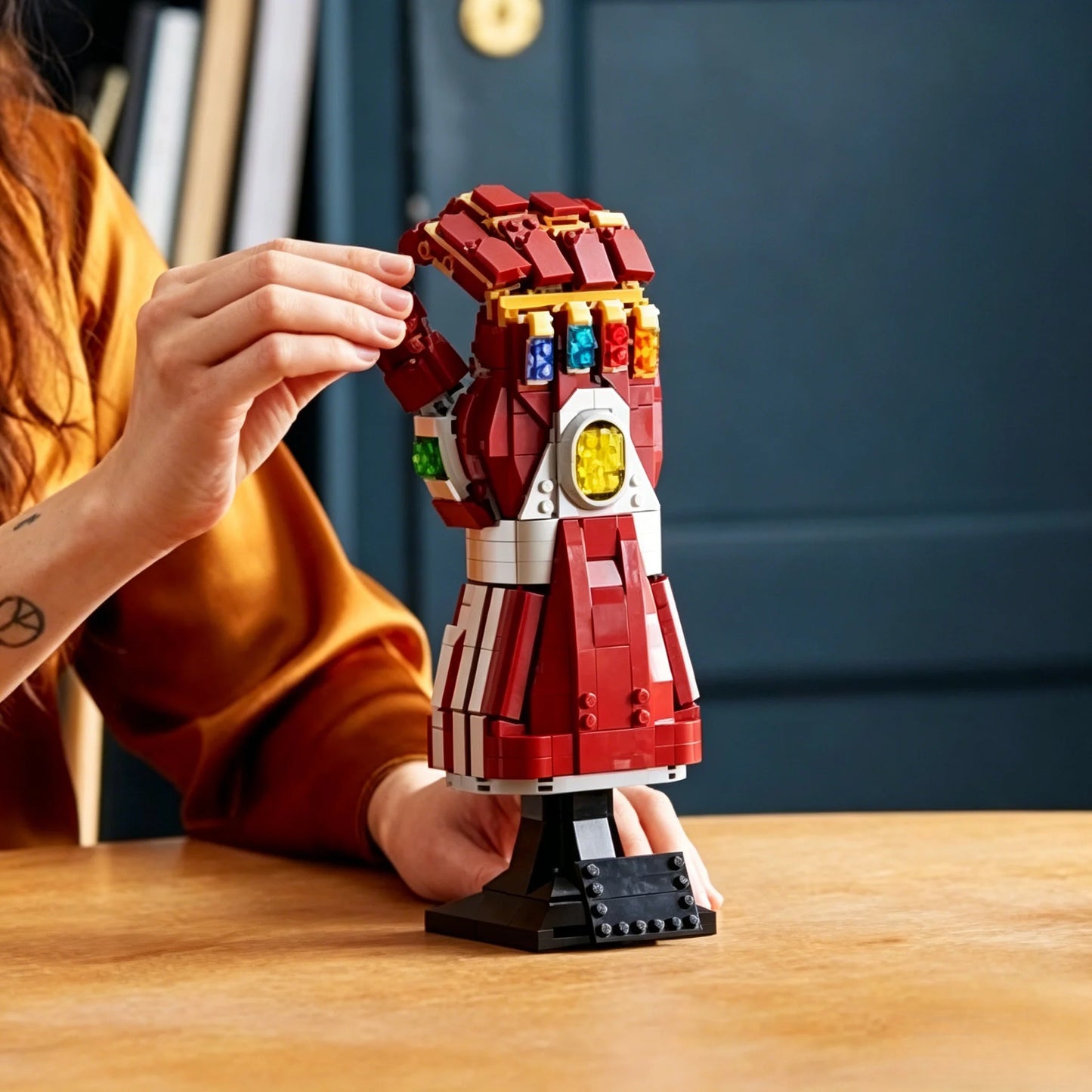 3D puzzle Avengers Iron Manova rukavice Nano Infinity – stavební sada 675 dílků, červeno-zlatá