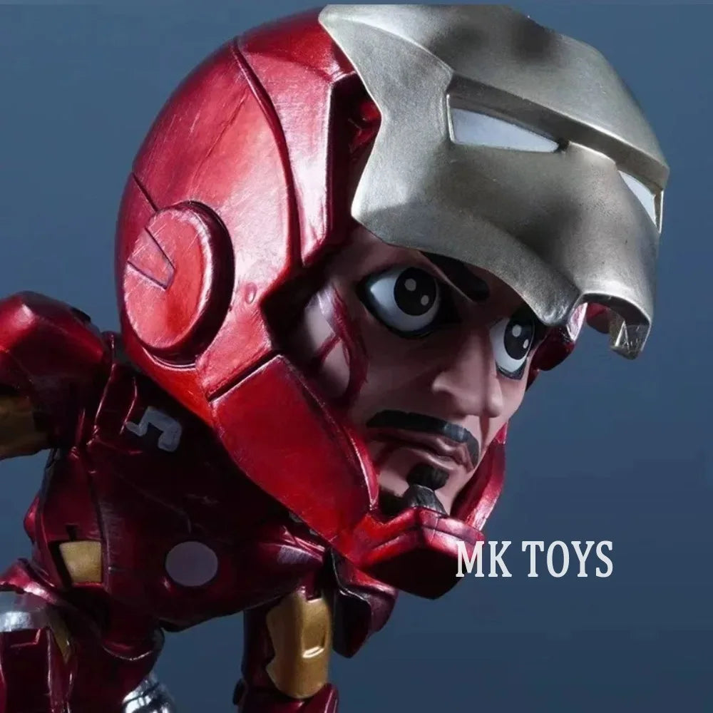 Figurka Iron Mana v kleče ve stylu chibi – MK Toys, 13 cm