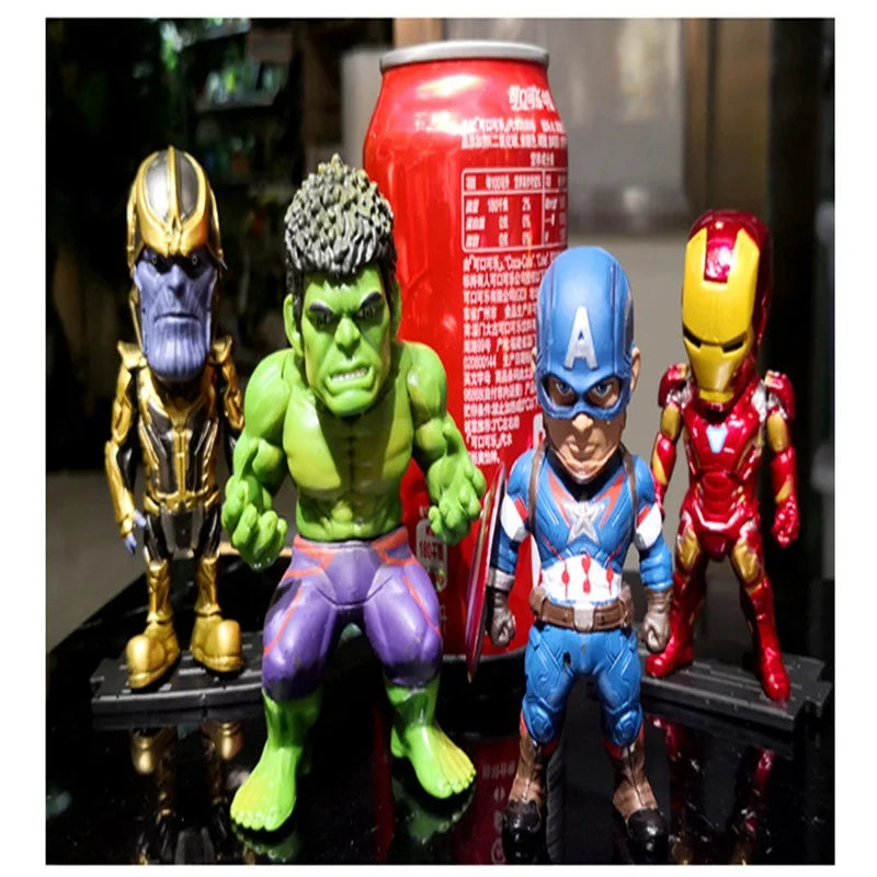 Thanos-figur – mini-chibi i gyllene rustning