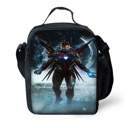 Avengers Iron Man uzsonnás táska – Kiterjesztett szárnyak kék reaktorral