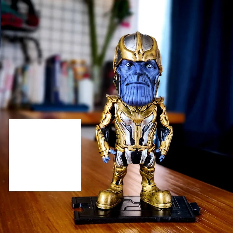 Thanos-figur – mini-chibi i gyllene rustning