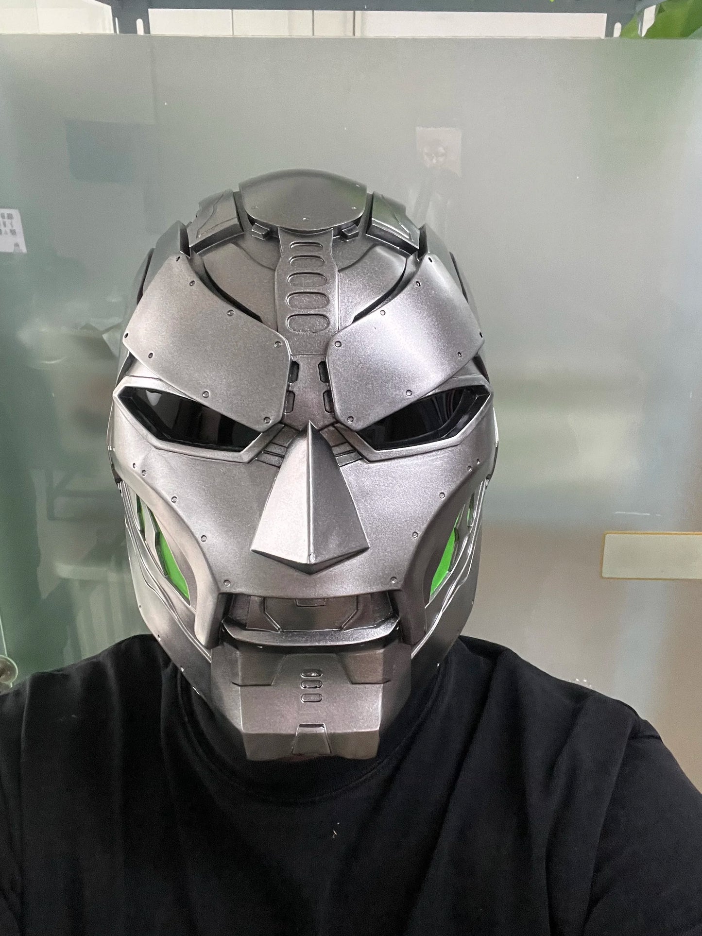 Doctor Doom-maske – sølvfarvet metalhjelm med kantet grønt design