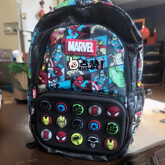 Batoh Marvel s více hrdiny – odznaky Avengers na suchý zip