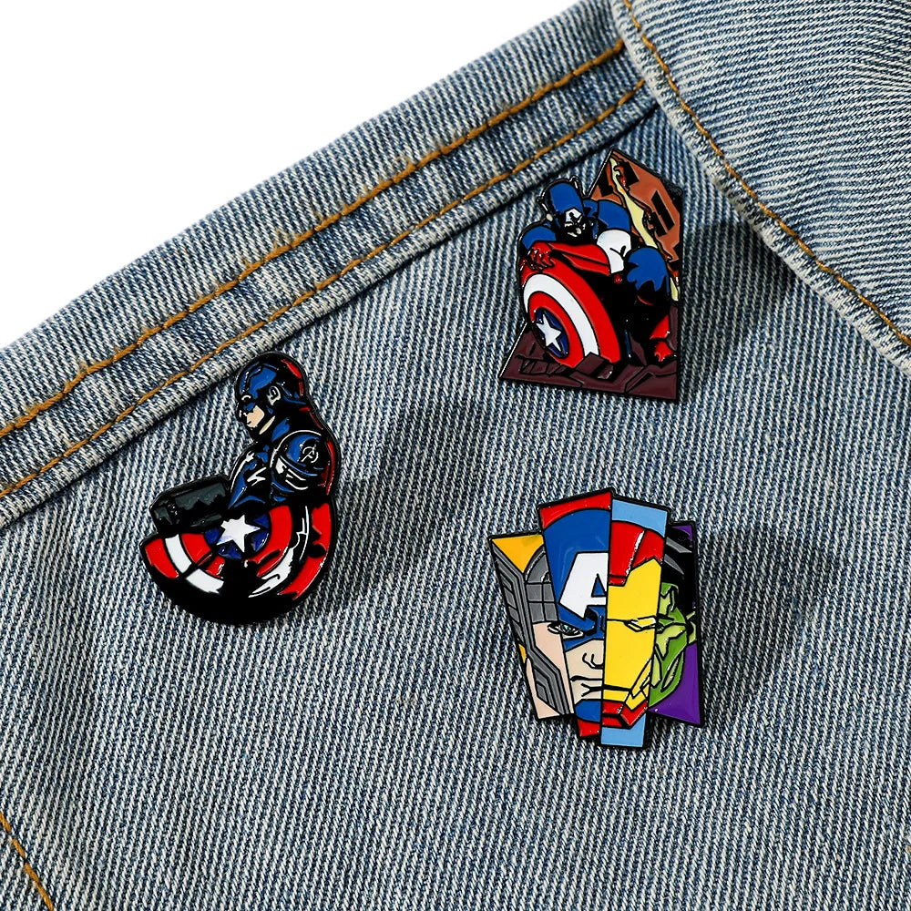 Avengers-emblem med flere figurer - pin med fragmenterede ansigter