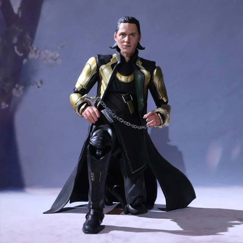 Loki 1/7 Deluxe Marvel-figura – sisakkal, jogarral és cserélhető kezekkel