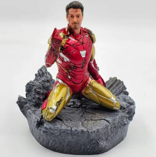 Statuetă Iron Man MK85 – Tony Stark pocnind din degete pe ruine