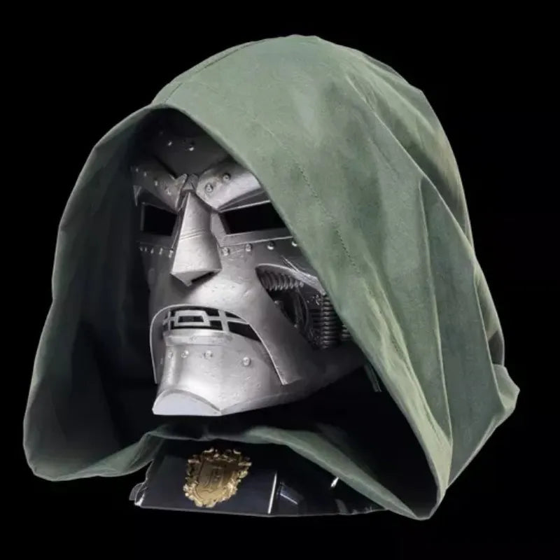 Doctor Doom-maszk – ezüstszínű műgyanta sisak köpennyel