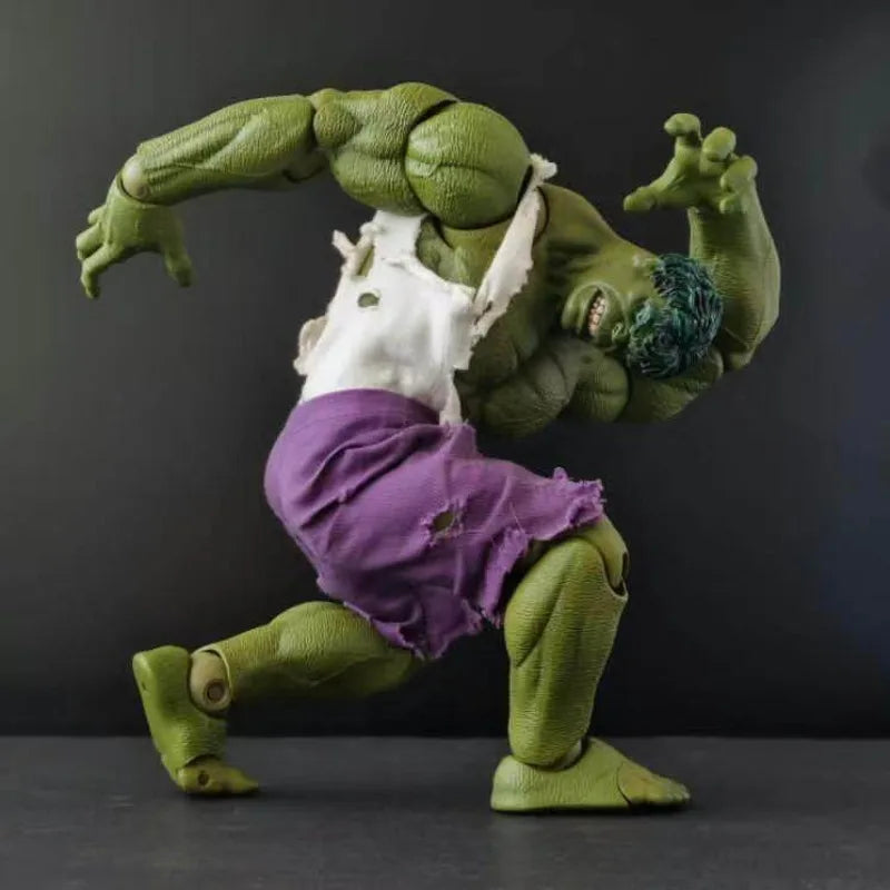 Hulk figura – harci kiadás, szakadt ruházattal