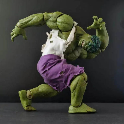 Hulk figura – harci kiadás, szakadt ruházattal