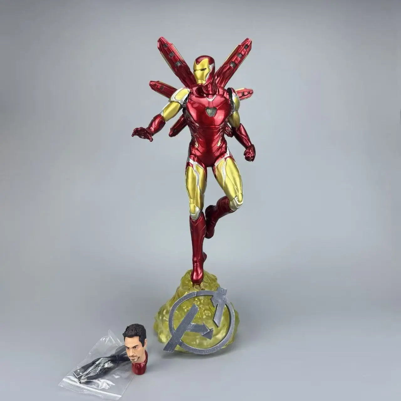 Iron Man-statue med dobbelt hoved og LED – Avengers’ natlige skyline