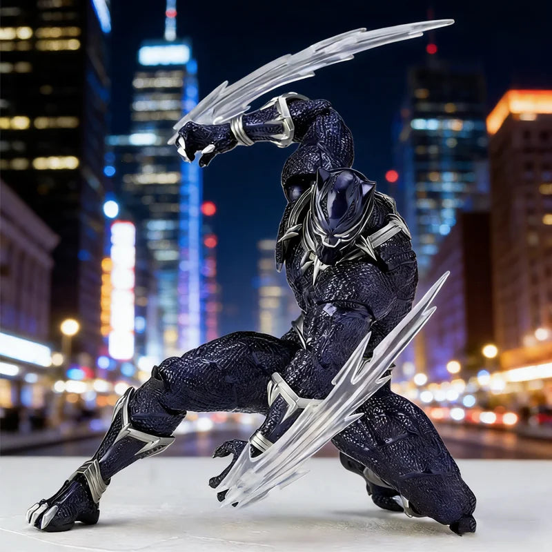 Figurină articulată Black Panther 3.0 - Textură cu solzi aurii, suliță decorativă