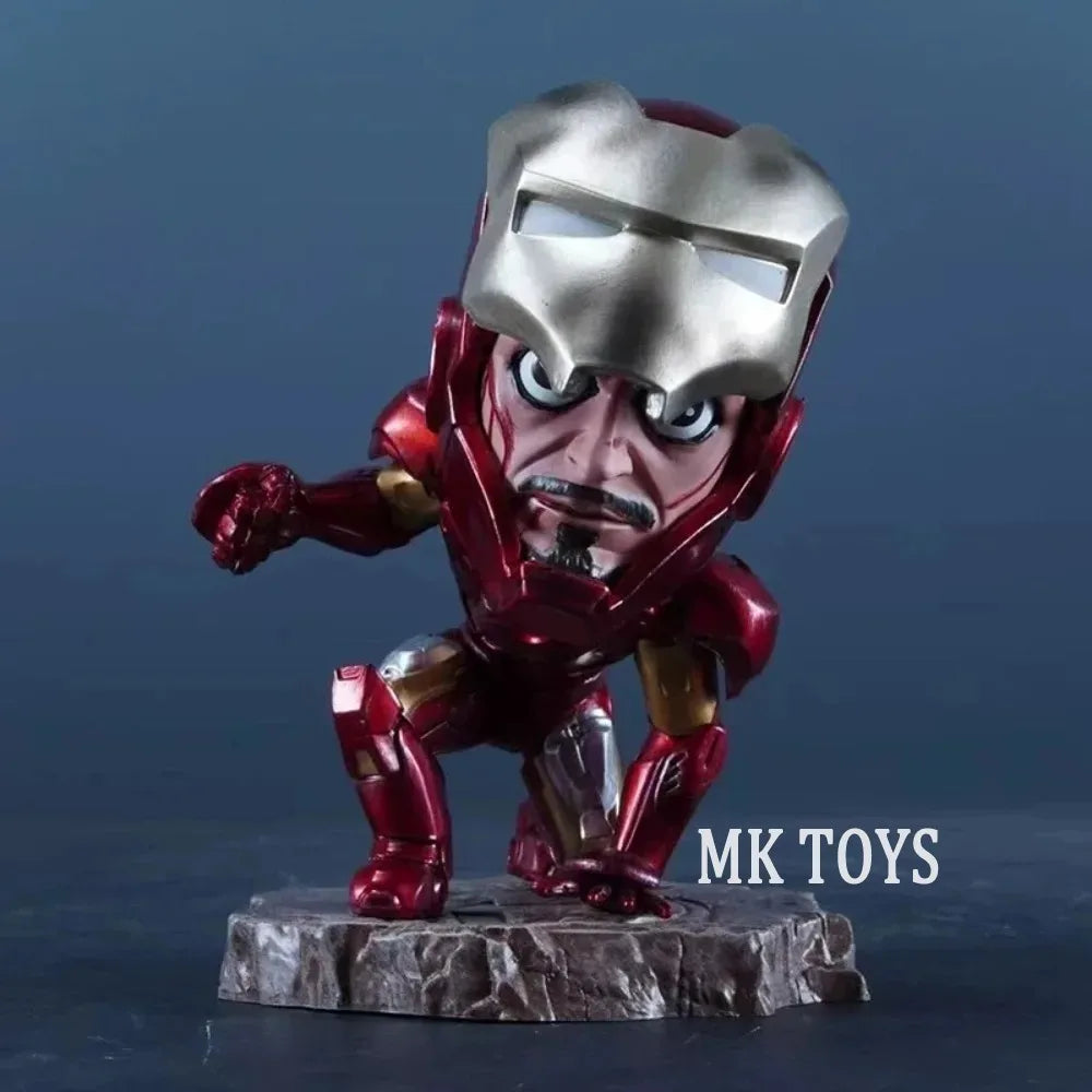 Figurka Iron Mana v kleče ve stylu chibi – MK Toys, 13 cm