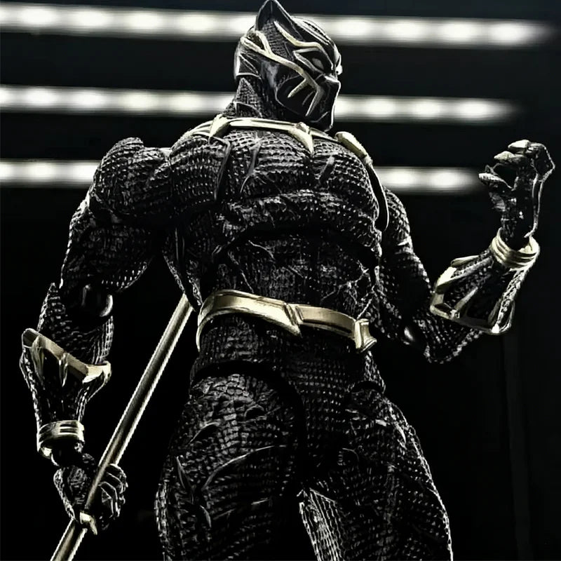 Figurină articulată Black Panther 3.0 - Textură cu solzi aurii, suliță decorativă