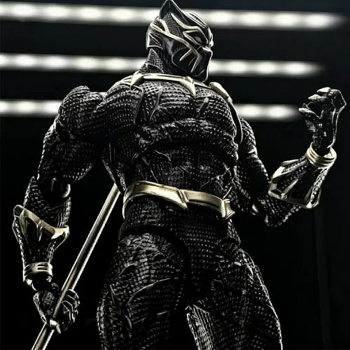 Figurină articulată Black Panther 3.0 - Textură cu solzi aurii, suliță decorativă