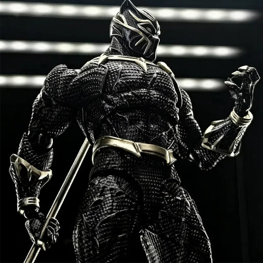 Kloubová figurka Black Panther 3.0 – zlatá šupinatá textura, dekorativní kopí