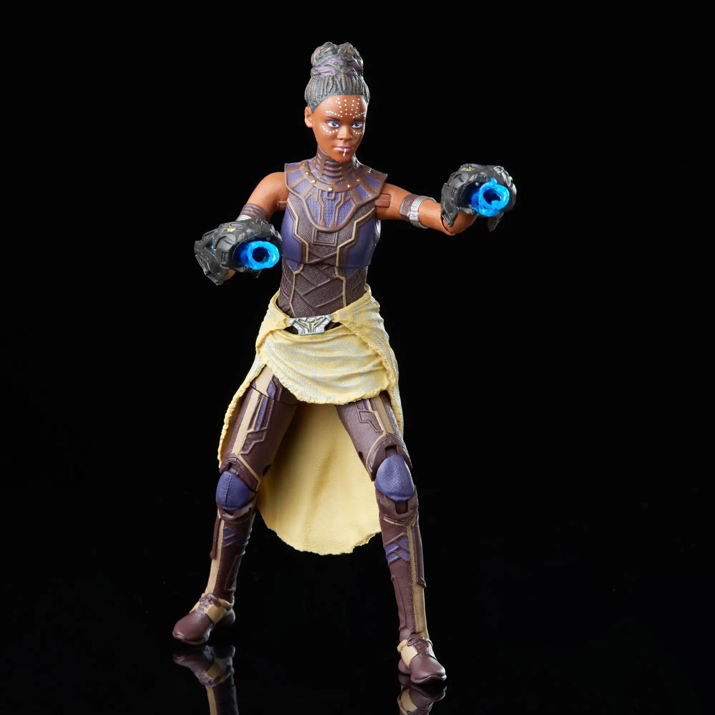 Bosszúállók Shuri-figura – kék wakandai kesztyűkkel