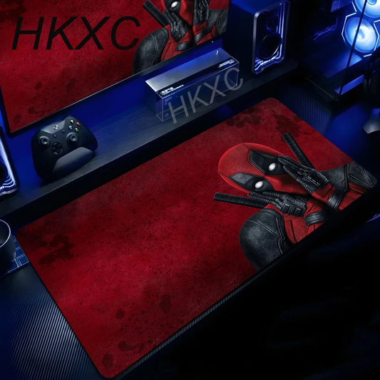 Tapete de rato Marvel Deadpool - Sentado sobre fundo vermelho-escuro