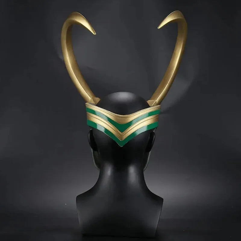 Loki cosplay sisak – aranyszínű szarvakkal és smaragddíszekkel