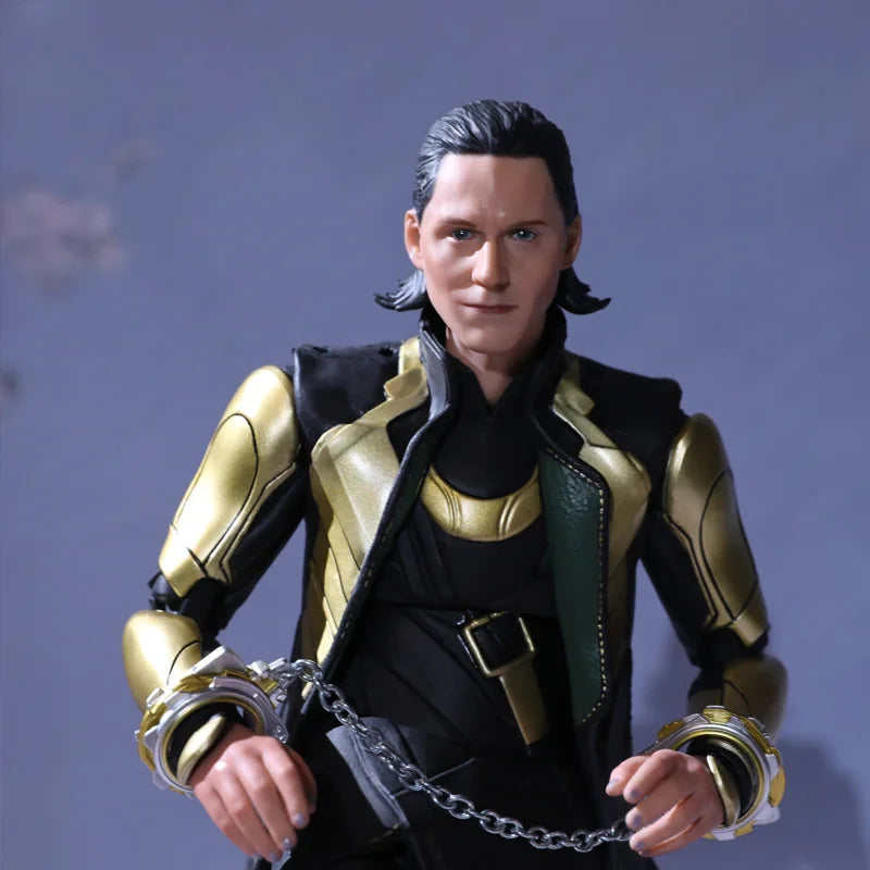 Loki 1/7 Deluxe Marvel-figura – sisakkal, jogarral és cserélhető kezekkel