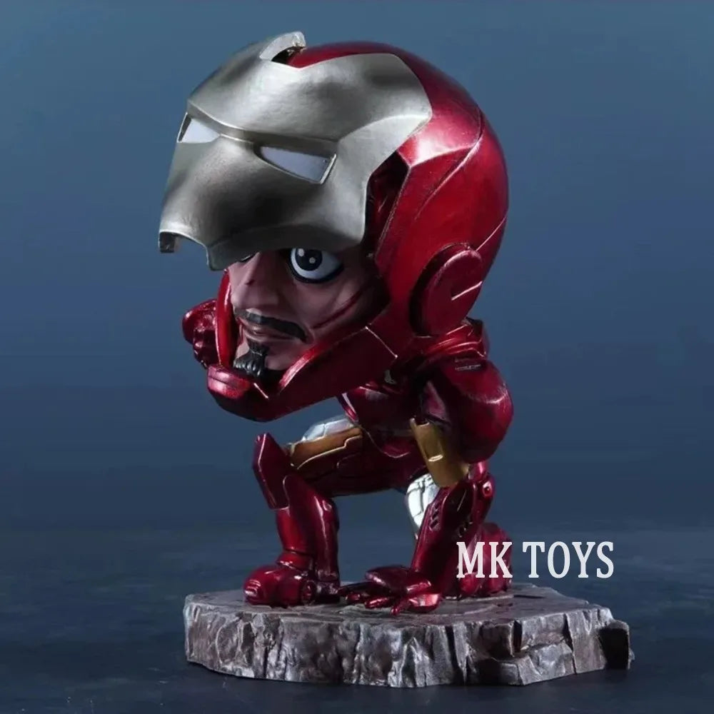 Figurka Iron Mana v kleče ve stylu chibi – MK Toys, 13 cm