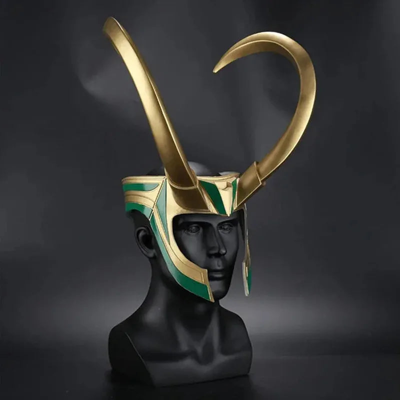 Loki cosplay sisak – aranyszínű szarvakkal és smaragddíszekkel
