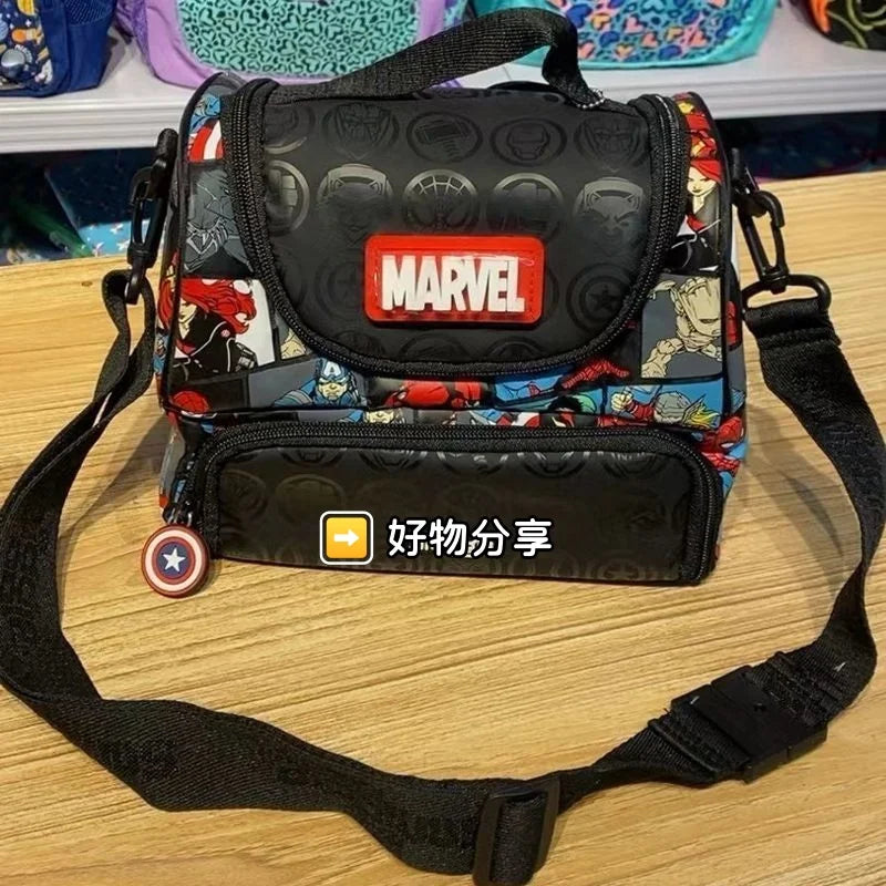 Marvel hátizsák több hőssel – levehető Bosszúállók-jelvényekkel
