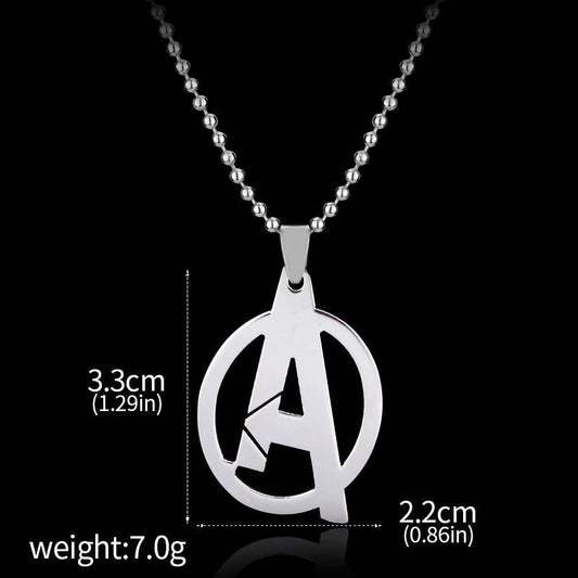 Avengers-halsband med A-logotyp – silverfärgat hänge