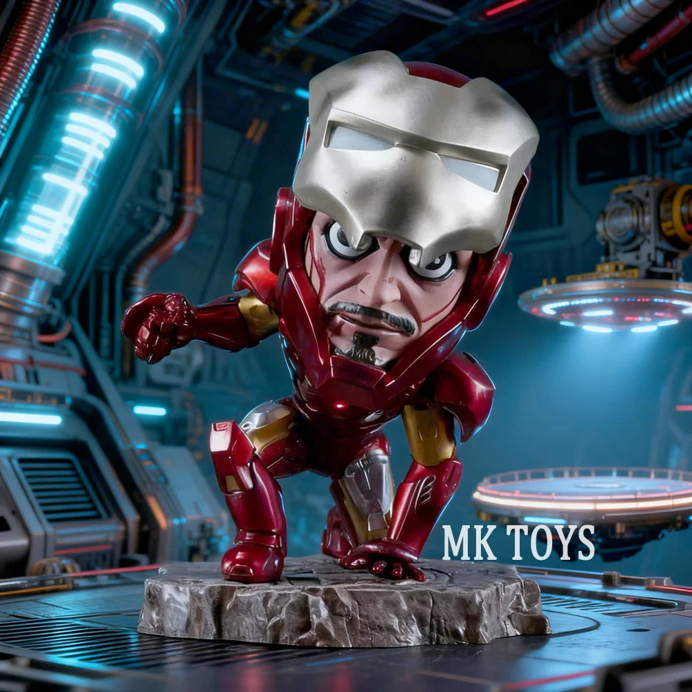 Figurka Iron Mana v kleče ve stylu chibi – MK Toys, 13 cm