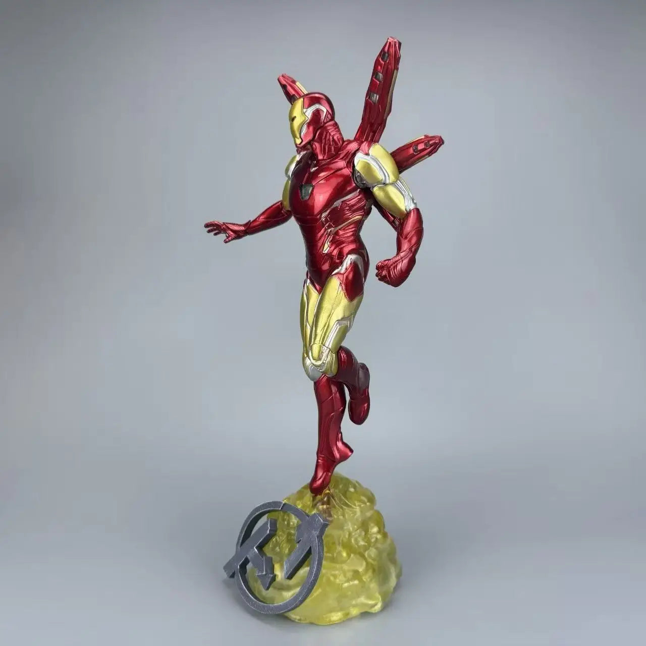 Iron Man-statue med dobbelt hoved og LED – Avengers’ natlige skyline