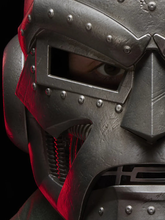 Máscara Doctor Doom - Capacete de resina prateado com capa