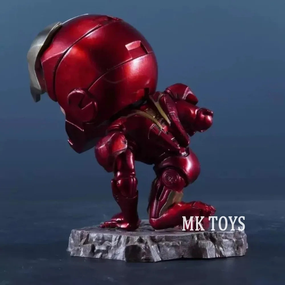 Figurka Iron Mana v kleče ve stylu chibi – MK Toys, 13 cm
