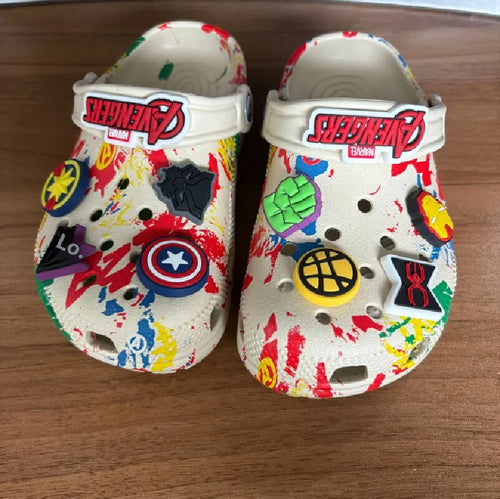 Avengers-tofflor – Flera hjältar, vit bakgrund med stänk