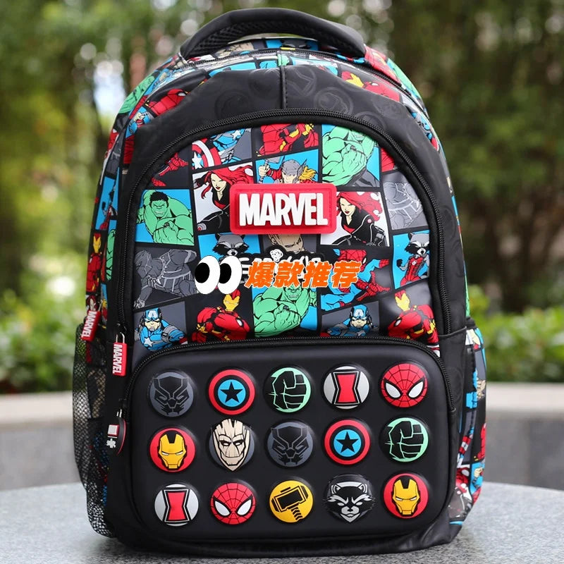 Marvel hátizsák több hőssel – levehető Bosszúállók-jelvényekkel