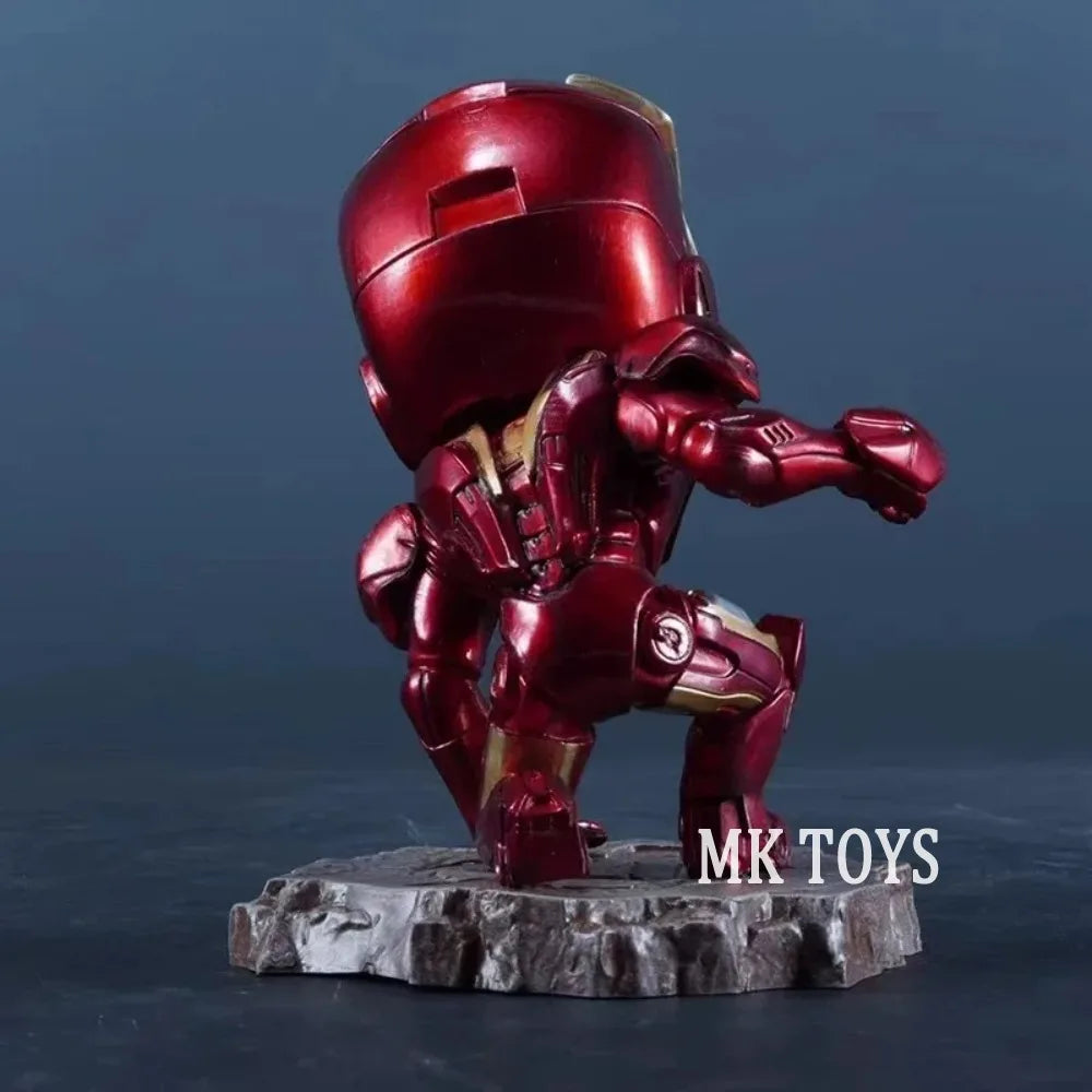 Figurka Iron Mana v kleče ve stylu chibi – MK Toys, 13 cm