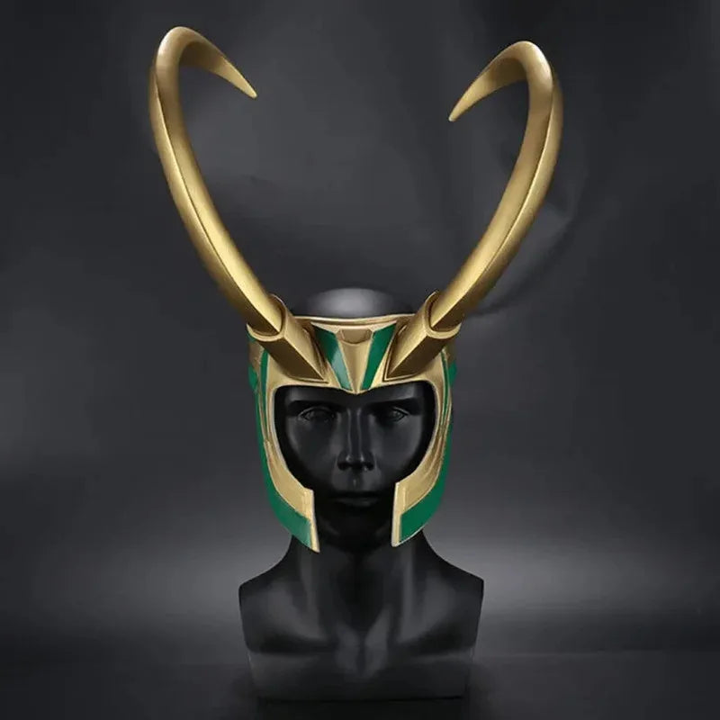 Loki cosplay sisak – aranyszínű szarvakkal és smaragddíszekkel