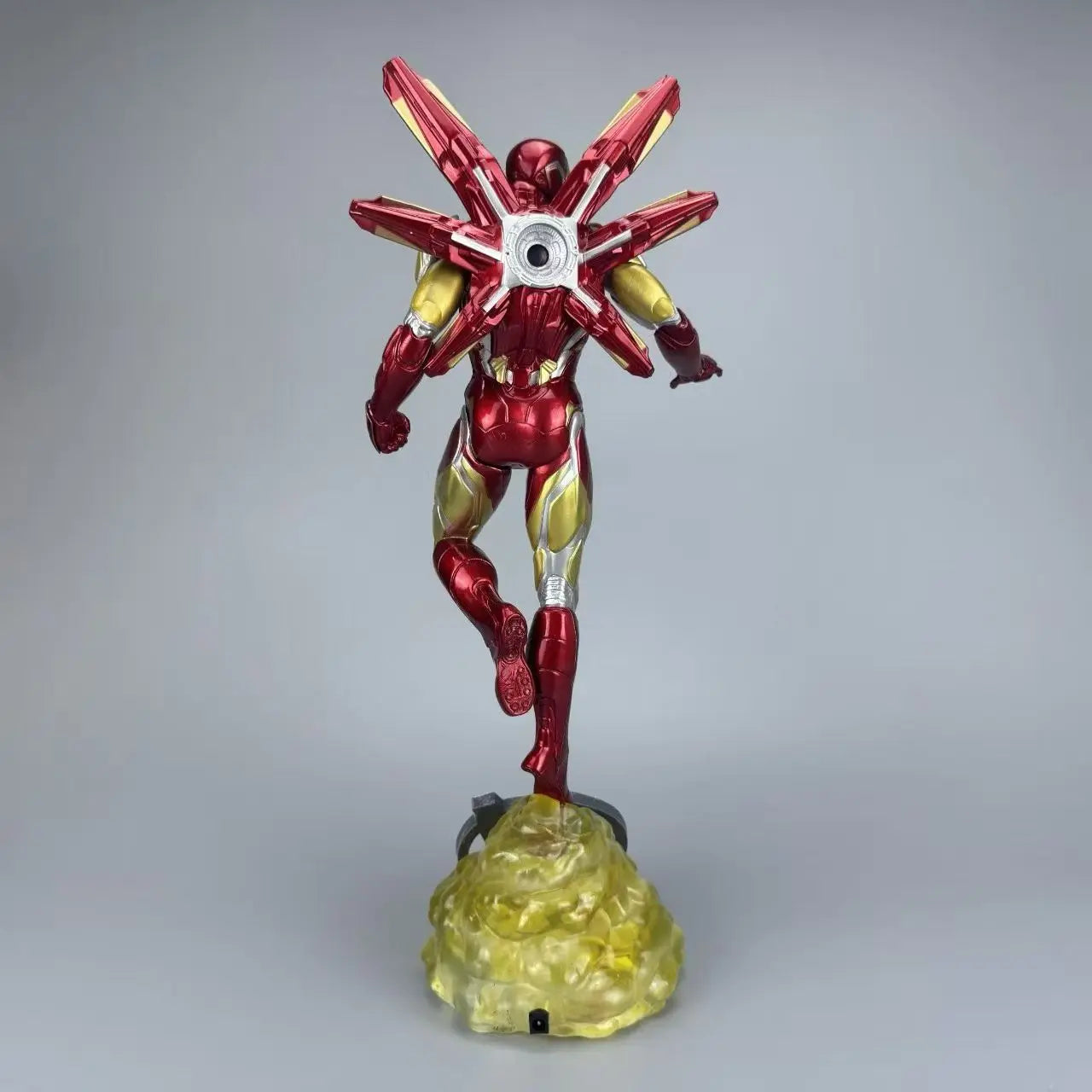 Iron Man-statue med dobbelt hoved og LED – Avengers’ natlige skyline