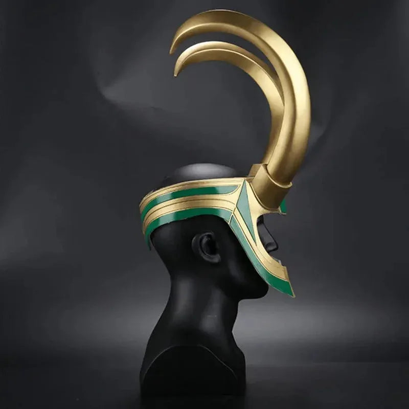 Loki cosplay sisak – aranyszínű szarvakkal és smaragddíszekkel