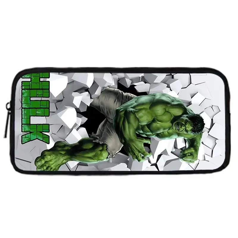 Estojo Hulk - Corpo Inteiro numa Parede Branca com Texto Vertical