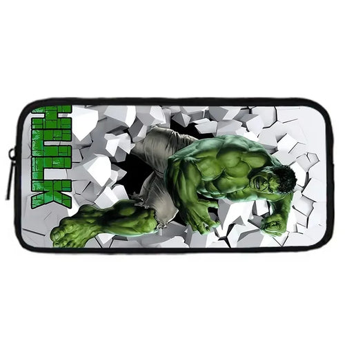 Estojo Hulk - Corpo Inteiro numa Parede Branca com Texto Vertical