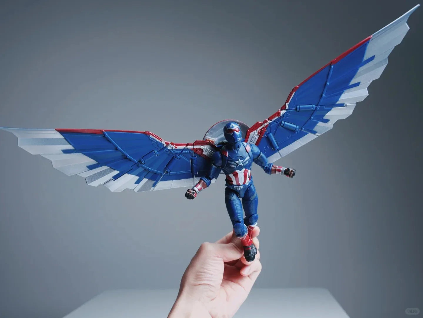 Figurine Marvel Legends Captain America Falcon – ailes déployées