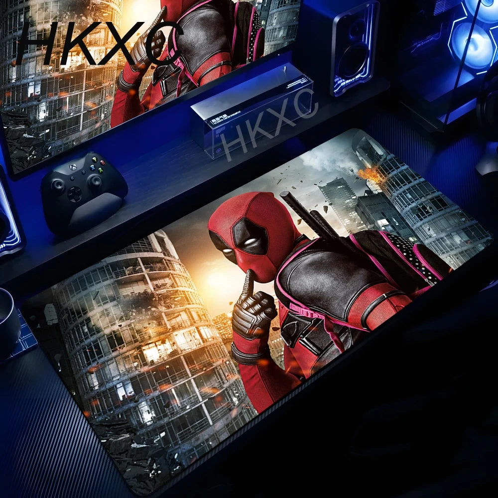 Covoraș de mouse Marvel Deadpool - deget la gură, oraș în flăcări