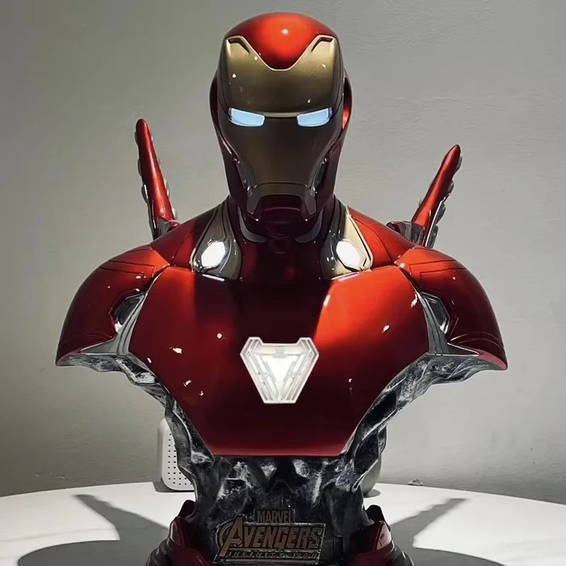Bosszúállók Iron Man világító mellszobor – klasszikus Avengers-talapzattal