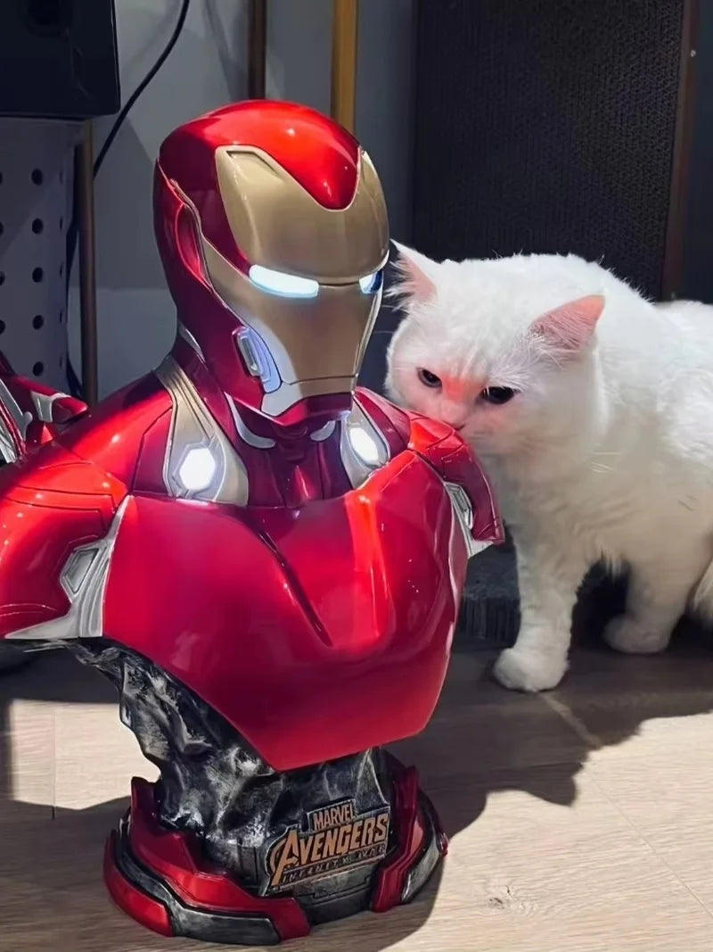 Avengers Iron Man-belyst byst – Skadad rustning på svart bakgrund